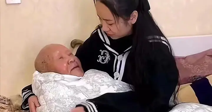 “能抱抱我吗，孩子？”90后孙媳的举动，引发热议，孝顺不分男女