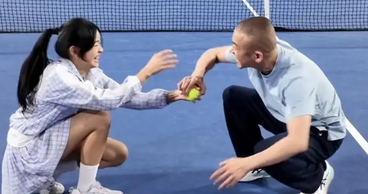 48岁聂远陪女儿玩游戏耍赖，输了还硬抢球，父女俩互动太温馨了