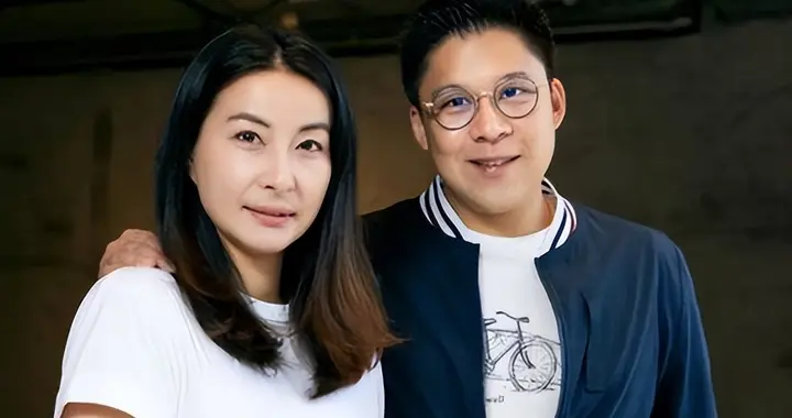 全网恭喜！45岁霍启刚又升职了，级别很高，妻子郭晶晶立了大功！