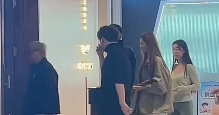 徐艺洋黄子韬一起现身重庆商场，黄子韬一路给老婆提包好男人！