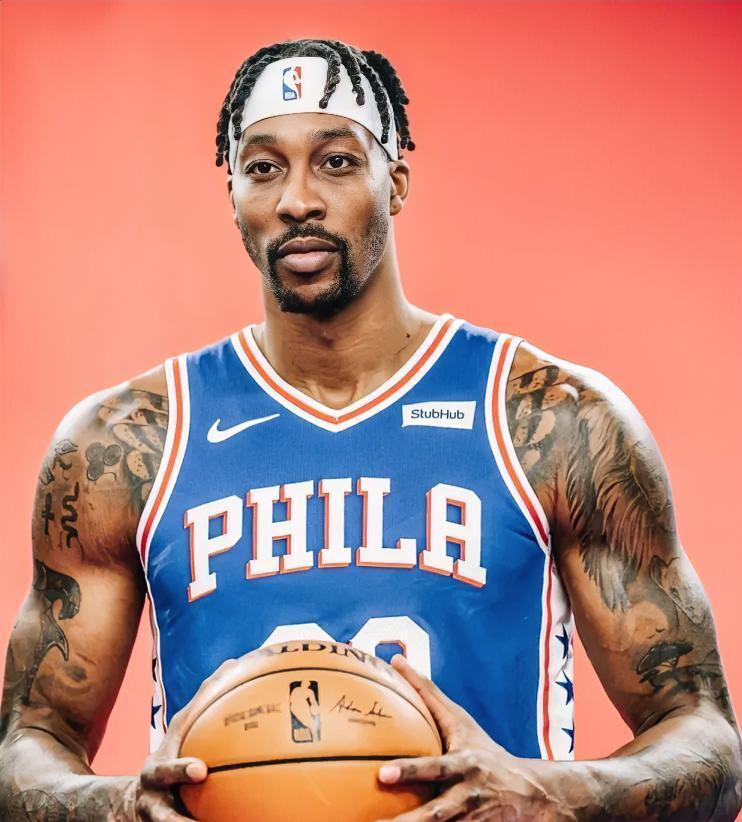 前NBA巨星霍华德真是太会来事了！老詹和76人签下2年800万合同后...