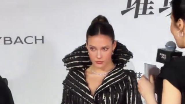 小艾说体育：谷爱凌出席首映活动，女王范十