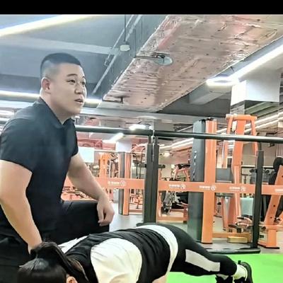 懒散云：闫学晶在健身房请健身教练进行一对
