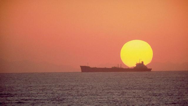 请叫我红桃K：三艘超级油轮似乎正穿越霍尔