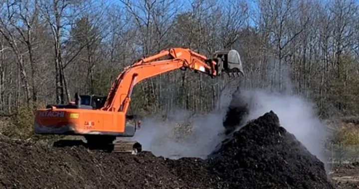 枯枝烂叶别烧了！有人靠这堆黑土，一年悄悄赚 50 万