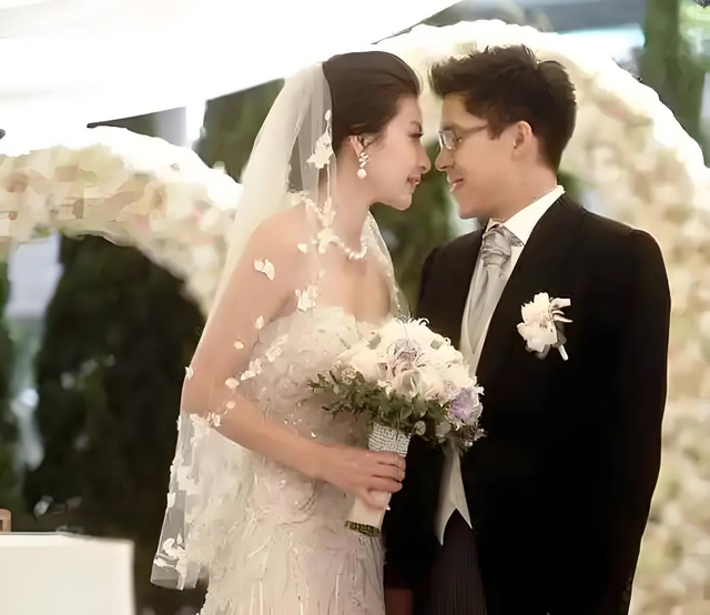 郭晶晶穿婚纱有多美？2012年在婚礼上一张留影，气质非凡