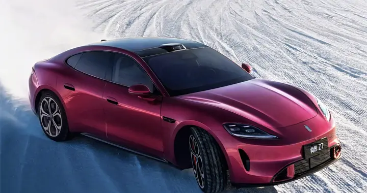 自带光环，鸿蒙智行第五界首款纯电轿跑来袭，硬刚小米SU7行吗？