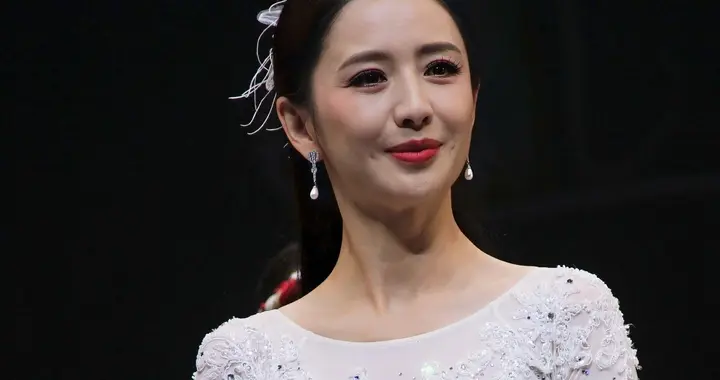佟丽娅舞台上生图直出，气质迷人的极品阿姨