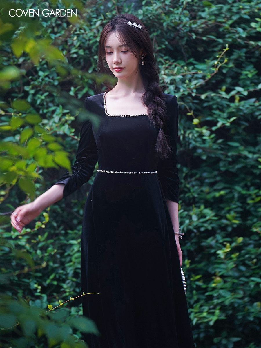 哥文花园秋季新款黑色方领复古丝绒连衣裙