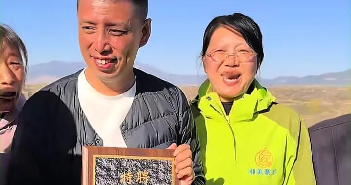 台上贾旭明老师针砭时弊，台下真性情直播助农。