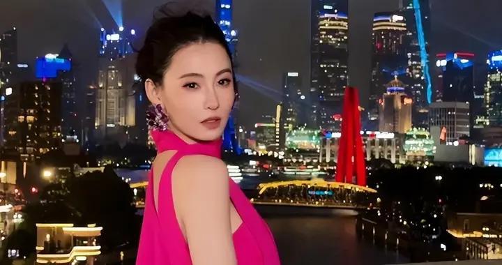 当年骂她恋爱脑一手好牌打烂，今七夕独自出海的张柏芝，活成赢家