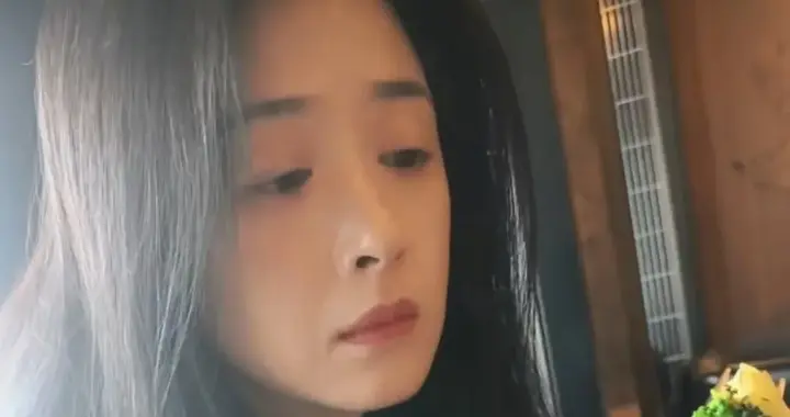 蒋欣被经纪人管控了，一日三餐不能吃肉只吃绿菜，表情痛苦太好笑