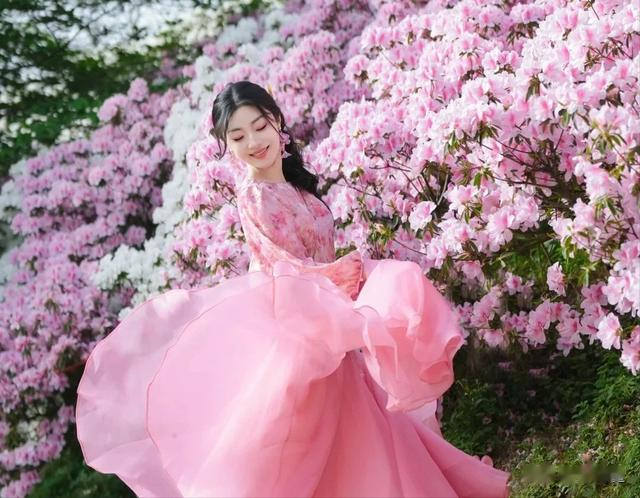 与花合影粉嫩诗意，拍照技巧容易学，优雅唯美温柔漂亮