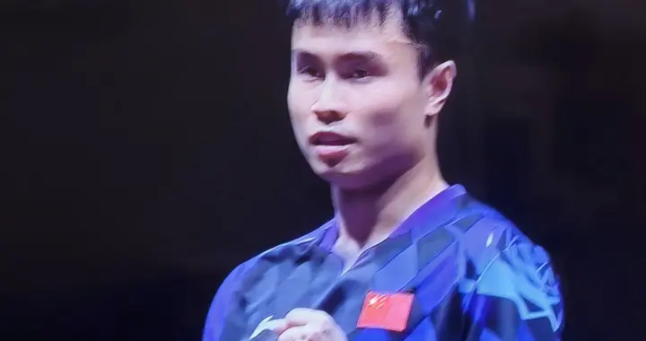 1/4决赛，男单独苗迎风不倒。女单有喜有忧