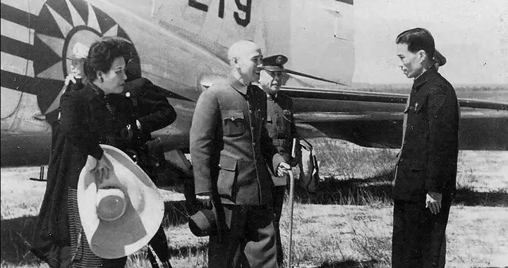 49年败退台湾前，浙江族人问蒋介石何时能归来，老蒋伸出3根手指