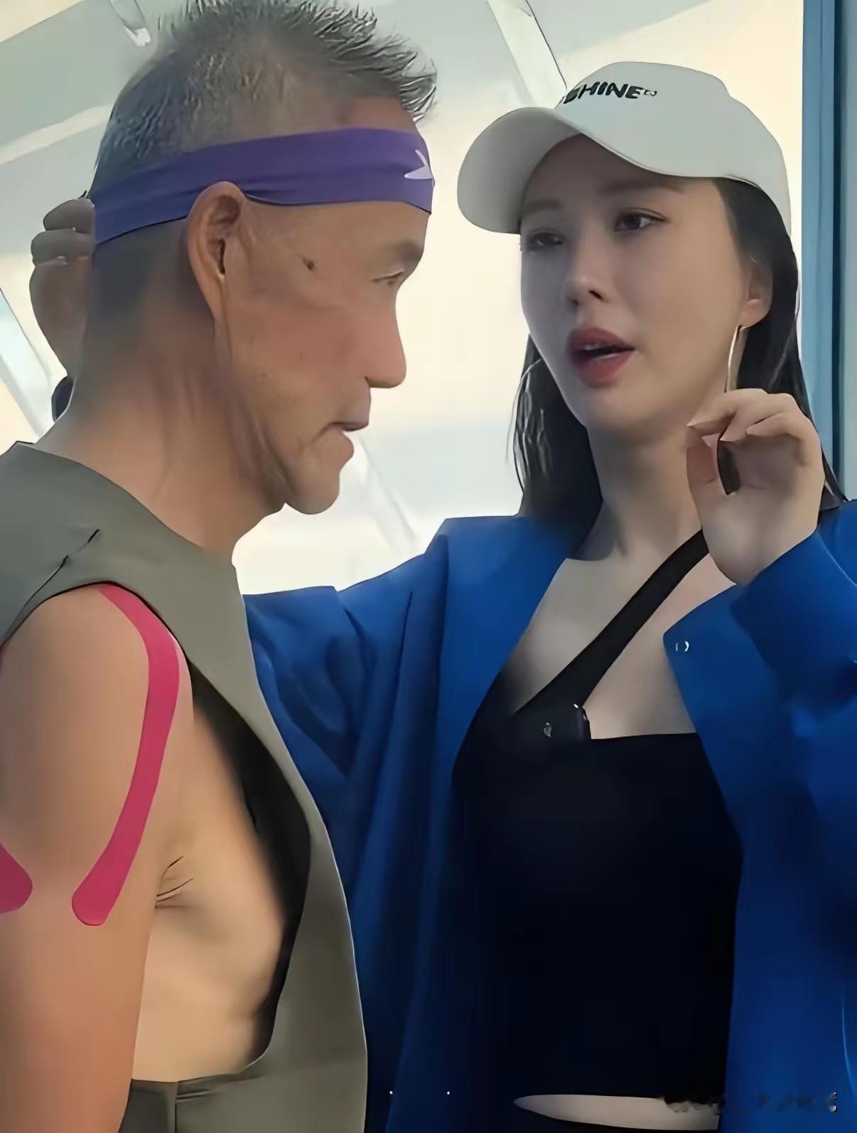 75岁的王石， 让我明白了一句话， 那就是：  人老心不老。  你看他...