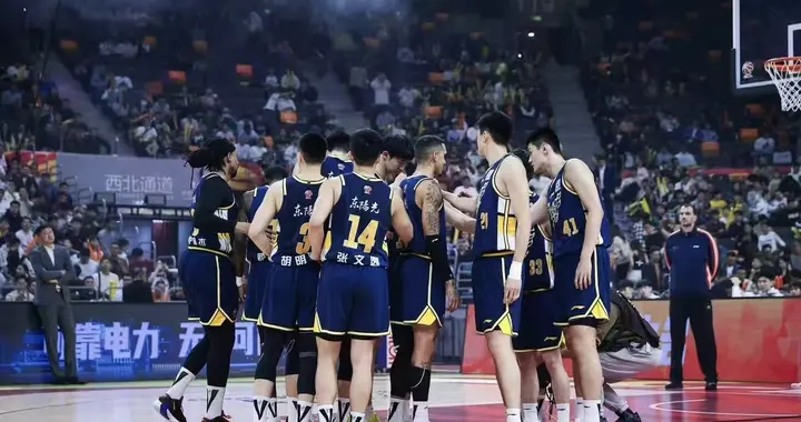 广东目前困境，人员变动太大，球员默契有待磨合，防守体系需重组