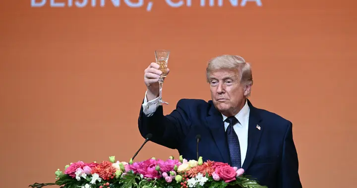 干一个！中国之行美了，特朗普举起酒杯畅饮，谈孔子如何影响美国