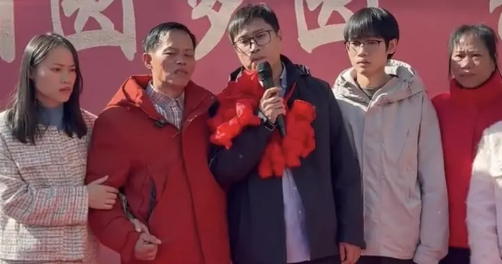 梁志辉送爸妈大红包，还给弟弟妹妹带礼物，梁妈说梁志辉非常害羞