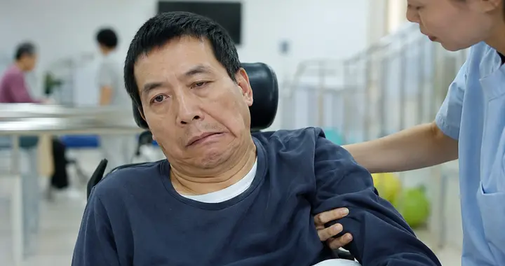 脑梗常年行动不便别灰心！一味中成药化瘀通络，摆脱半身无力折磨