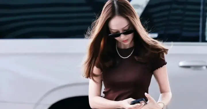 郑秀妍机场私服真会穿！棕色短袖+牛仔裤，时髦又高级！