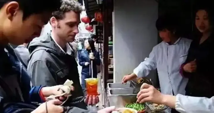 外媒彻底瞒不住了！大批外国人纷纷免签来华：中国人过着未来生活