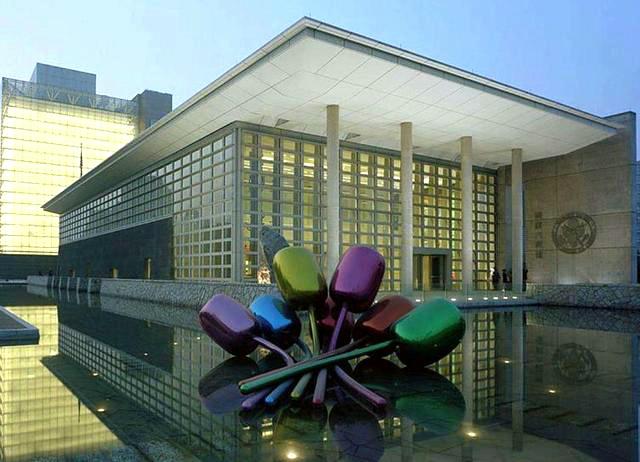 美国大使馆都有一个规矩： 签证都给老子在外面排队