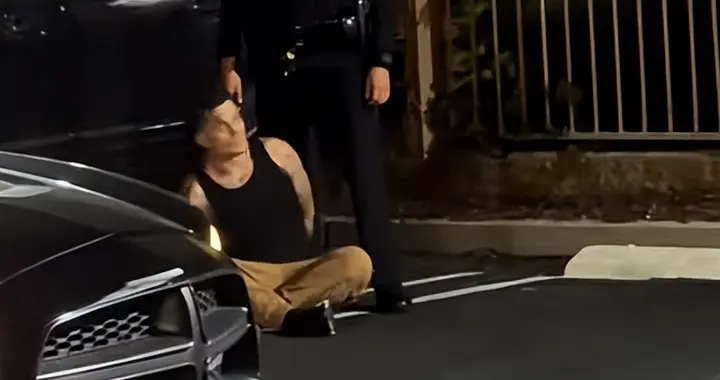 女孩半夜救满嘴血大姐，反被美国壮汉拦截，两人躲防弹车上不敢下