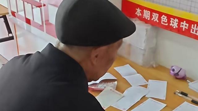 江边静钓人：付出，必有回报？ 坐在桌前