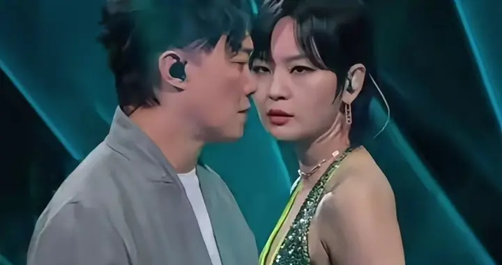 陈奕迅的表情比周笔畅的衣服还抢眼，突然被拥抱的内心是纠结的？