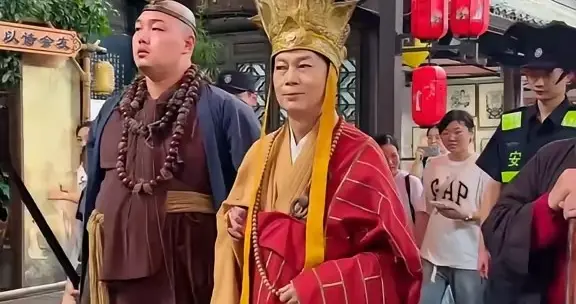 80 岁罗家英现身杭州：赚钱背后的戏骨人生与别样坚守