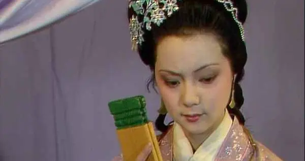 宝钗看不上宝玉吗？为什么贾府被抄了，她还会嫁给他？