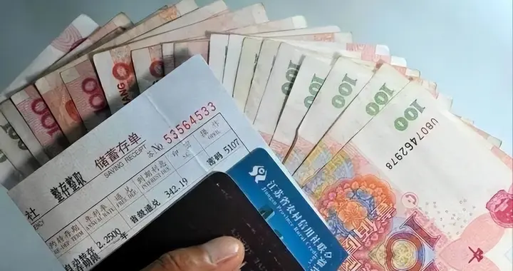 70万的房贷，30年需要多少利息，假如70万存银行30年，又有多少？