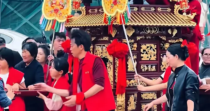 大反转！妈祖女孩说不巡游又反悔，家人态度蛮横，10岁新童背骂名