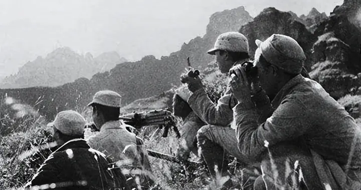 1944年，侦察班长乔装打扮，吓得伪军队长：100余人一起缴枪！