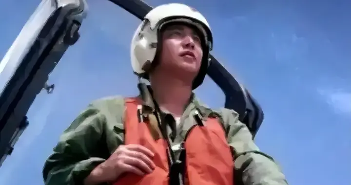 南海撞机王伟成功跳伞，咋10万人都找不到他？直到20多年后才明白