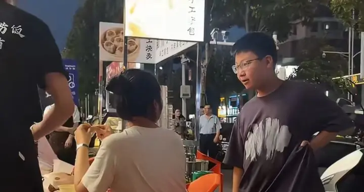 烧烤摊上这一幕，我最服的是那个小孩