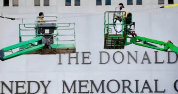 即使争议不断，特朗普依旧大张旗鼓推行总统冠名