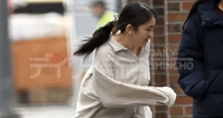 真子公主街头狂奔买草莓！1岁儿子头发乌黑很壮实，小室圭抱着娃