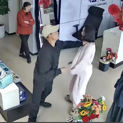 阿朱有话说：你见过逼女儿贷款30万还“养