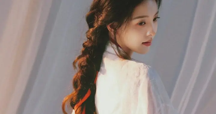 古装风的章若楠