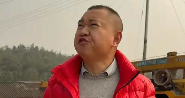 农村四哥朝天吼吃饭了曝光！工地伙食卷王四哥！工人吃得欢