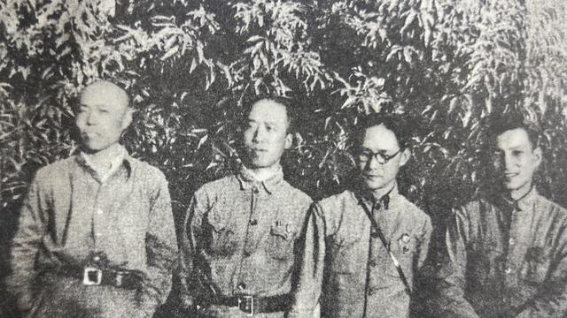 伍豪照片集：1938年秋，延安，照片中右