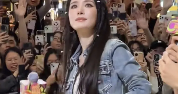 39岁杨幂广州活动 牛仔辣妹造型美炸场 细腰长腿吸睛 还祝粉丝发大财