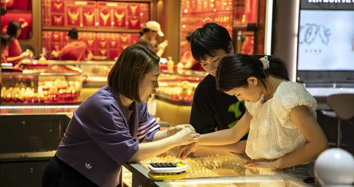 金价闪崩创纪录，创40年最大跌幅，普通人何时进场？一招就搞定