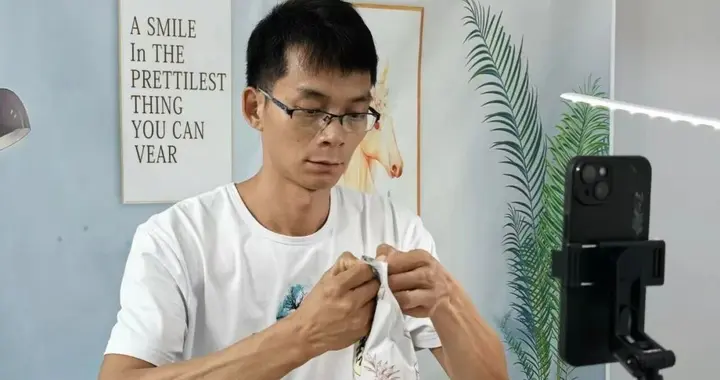 16次高考后，唐尚珺在直播间自救