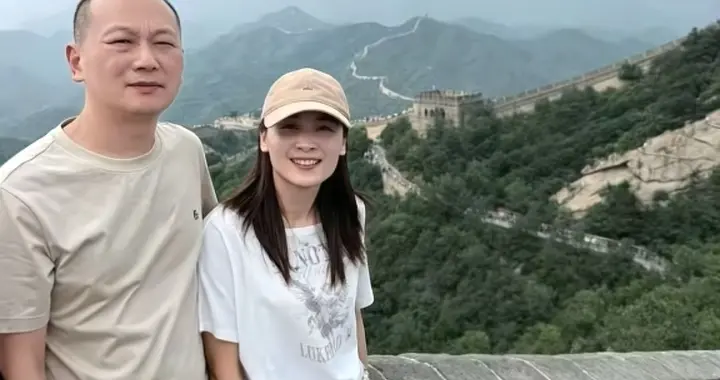 瑾汐二哥陪她游长城 二哥用手护着妹妹成暖男 网友羡慕