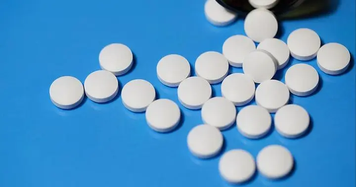 冠心病吃药太多不好？医生：核心药就2种，老人少吃药为好