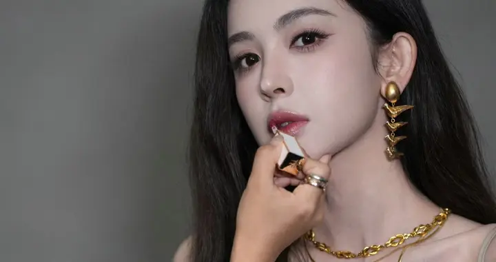 古力娜扎米色吊带裙，长卷发搭配金色配饰尽显复古优雅
