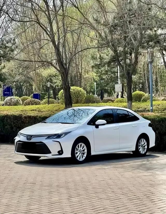 丰田卡罗拉就值7万！卖不过日产轩逸，2025年还能买吗？